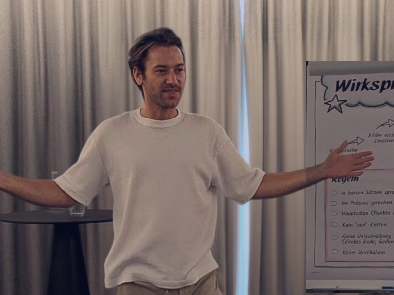 Manuel Feneberg erklärt Wirksprache am Flipchart im Business-Training