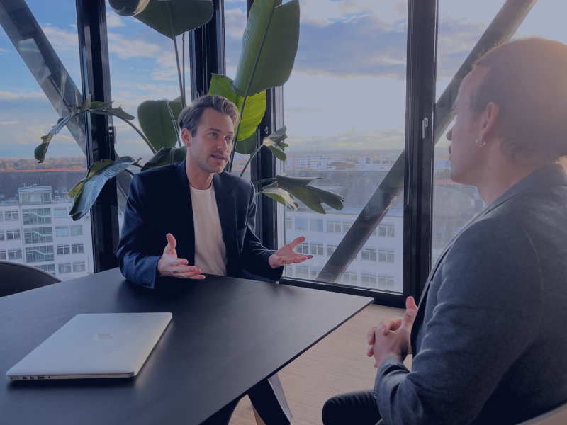 Manuel Feneberg im Einzelcoaching-Gespräch mit einem Klienten