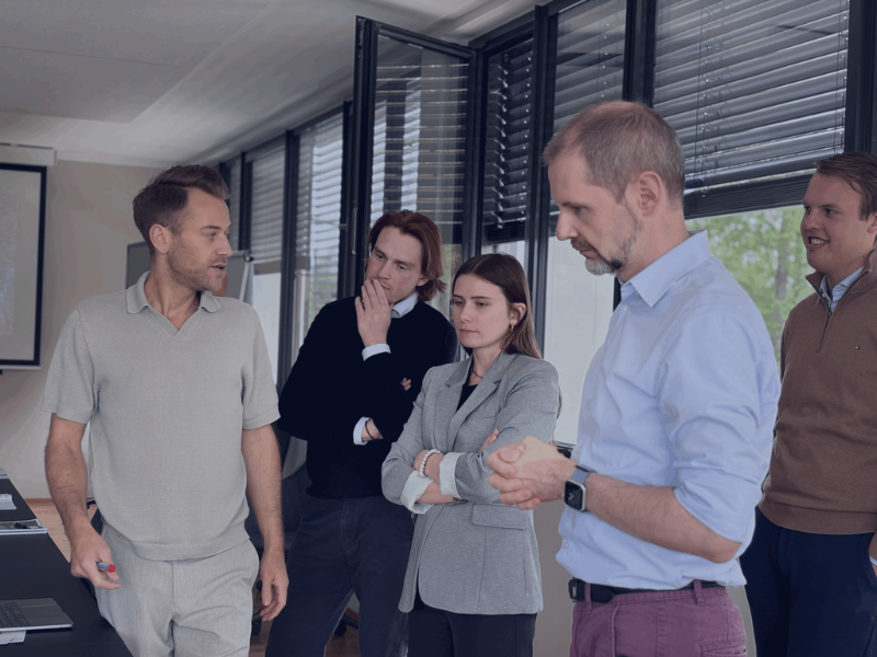 Manuel Feneberg im Gespräch mit Führungskräften während eines Trainings