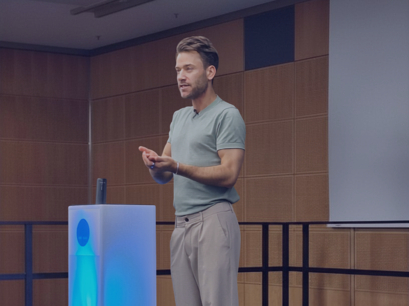Manuel Feneberg hält eine Keynote vor Publikum