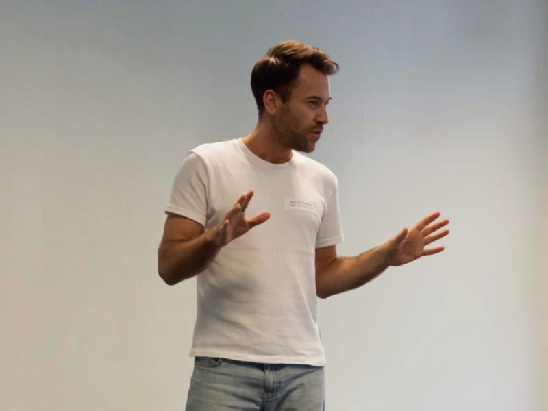 Manuel Feneberg gestikuliert im Training – Der Charisma-Effekt