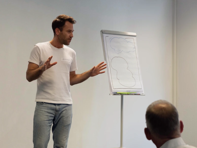 Manuel Feneberg erklärt Storytelling-Struktur am Flipchart
